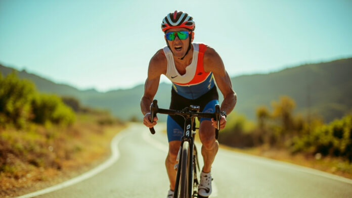 An image illustrating Vận động viên triathlon đòi hỏi nguồn năng lượng bền bỉ và khả năng phục hồi vượt trội. Bài viết này sẽ đánh giá các loại thực phẩm bổ sung phổ biến nhất, giúp bạn lựa chọn đúng sản phẩm để tối ưu hiệu suất và tăng tốc độ phục hồi trong quá trình tập luyện và thi đấu.